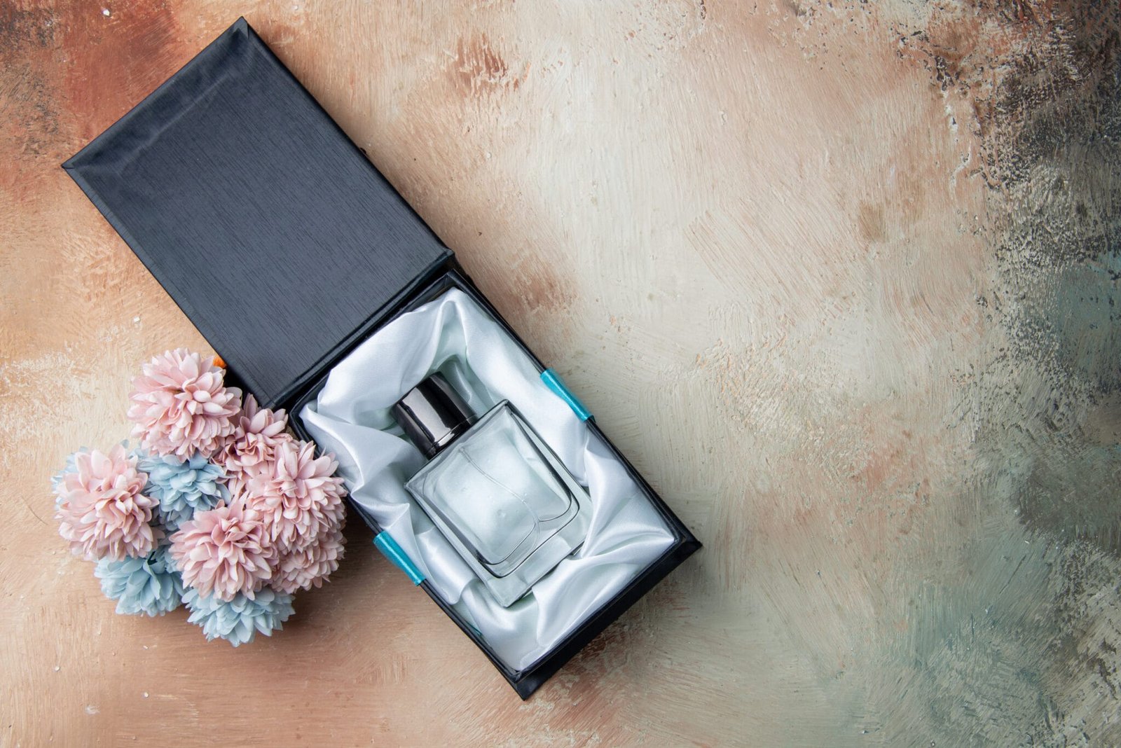 انتظارات آقایان و خانم‌ها از خرید عطر | پرفروش‌ترین عطرهای زنانه و مردانه